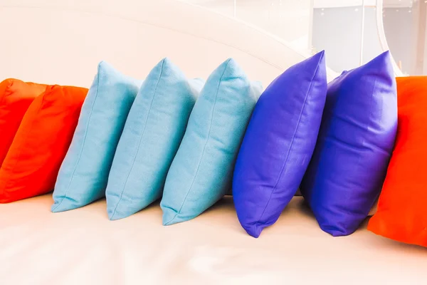 Almohadas de lujo en el sofá —  Fotos de Stock