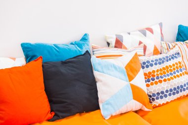 Veranda açık güverte ile renkli yastıklar