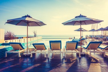 Otel havuzunda yüzme havuzu