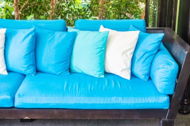 Kanepe üzerinde güzel yastıklar