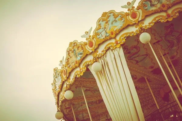 Carrousel cheval dans le parc d'attractions — Photo