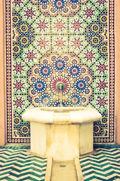 Fuente y arquitectura estilo morocco — Foto de Stock