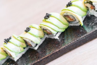 Japon avokado suşi