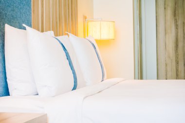 Yatakta güzel lüks yastıklar