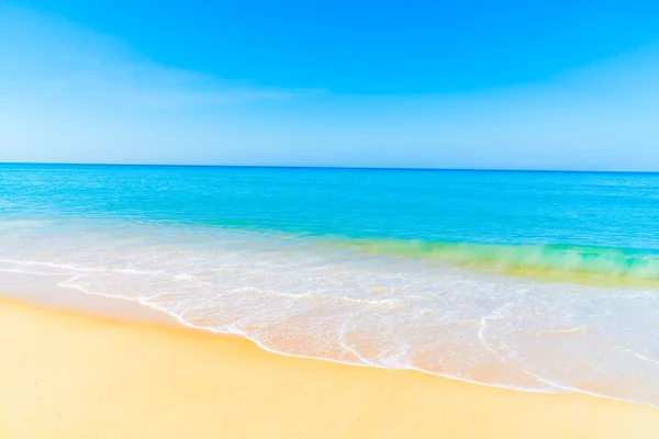 Hermosa playa y mar —  Fotos de Stock