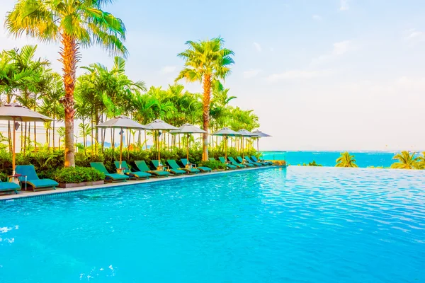 Bella piscina di lusso in hotel — Foto Stock