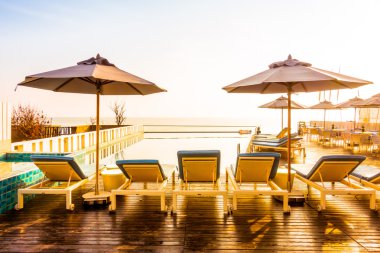 Otel havuzunda yüzme havuzu