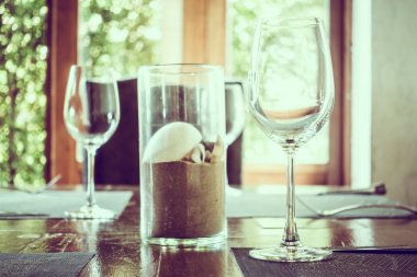 Yemek masası üzerinde boş şarap bardakları