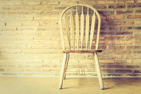 Houten stoel en tafel — Stockfoto