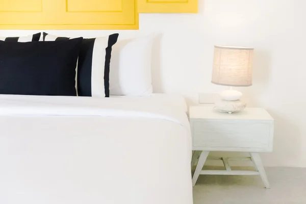 Hermosas almohadas de lujo en el dormitorio —  Fotos de Stock