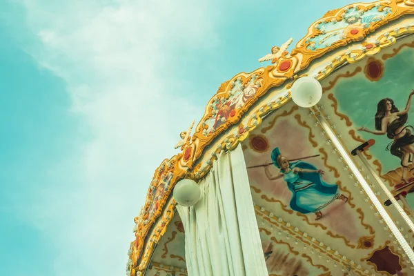 Karusell häst i attraktion nöjespark — Stockfoto