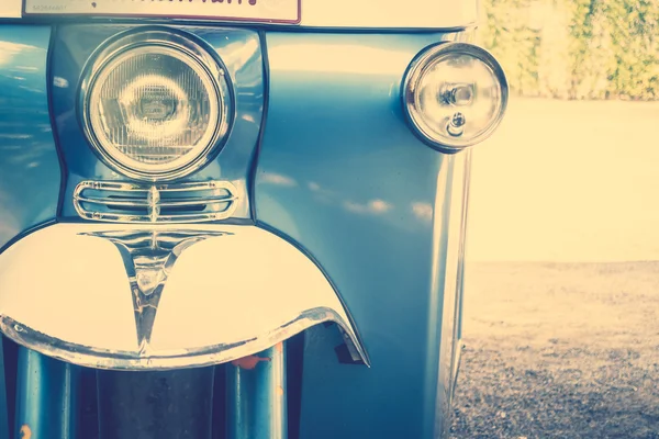 ビンテージ車のヘッドライトのランプ — ストック写真