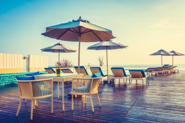 Otel havuzunda yüzme havuzu