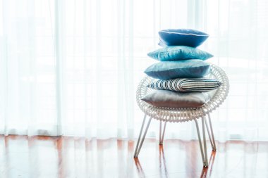 oturma odasında kanepede lüks yastıklar