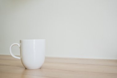 Kahve fincanı masada.