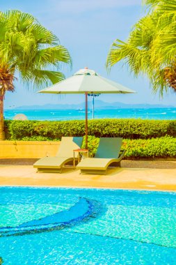 Güzel lüks otel yüzme havuzunda