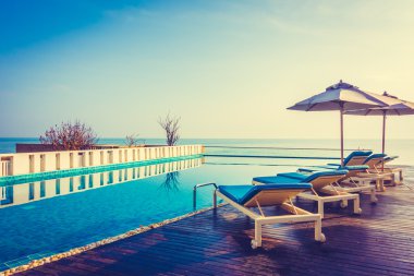 Otel havuzunda yüzme havuzu