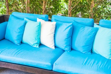 Kanepe üzerinde güzel yastıklar