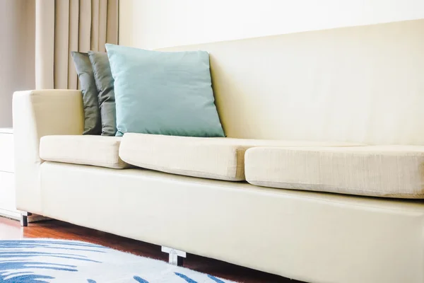 Hermosas almohadas de lujo en el sofá — Foto de Stock