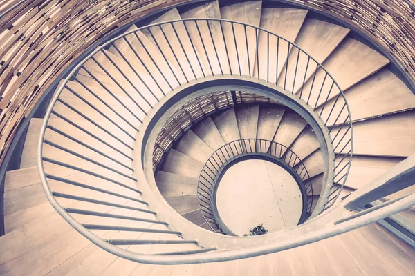 Спиральная круглая лестница — стоковое фото