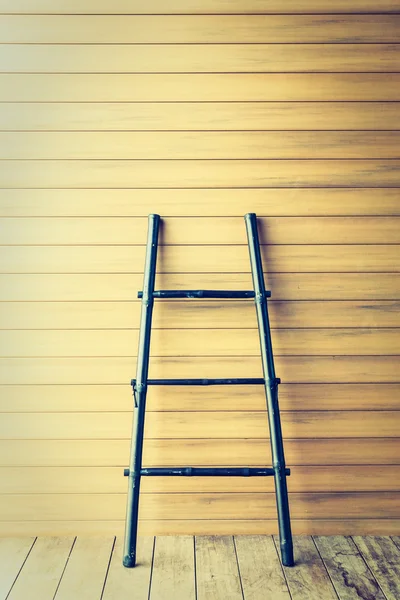 Pequena escada de madeira — Fotografia de Stock