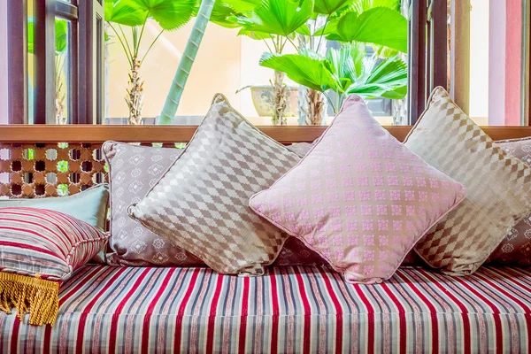 Travesseiros na decoração do sofá — Fotografia de Stock