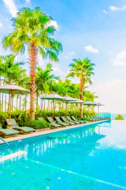 Güzel lüks otel yüzme havuzunda