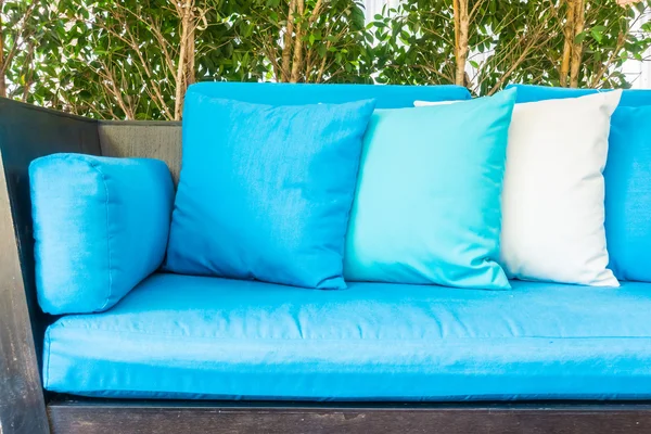 Красивые подушки на диване — стоковое фото