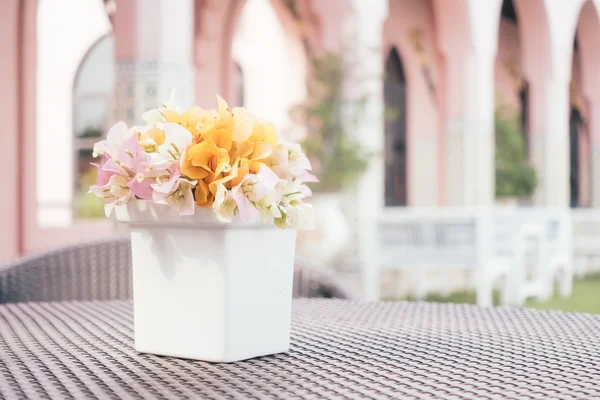 ブーゲンビリアの花の花瓶 — ストック写真