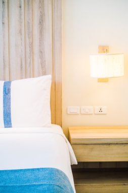 Yatakta güzel lüks yastık