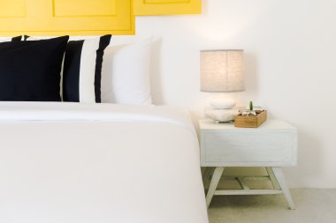 Güzel lüks yastık yatak üzerinde