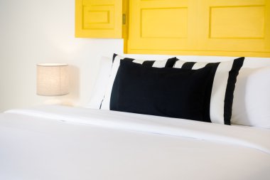 Güzel lüks yastık yatak üzerinde