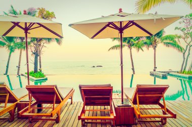 Şemsiyeleri ve sandalyeler Yüzme Havuzu etrafında