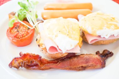 Yumurta Benedict kahvaltı için ayarla