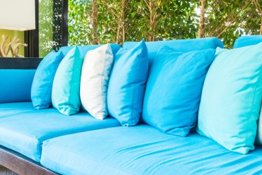 Kanepe üzerinde güzel yastıklar