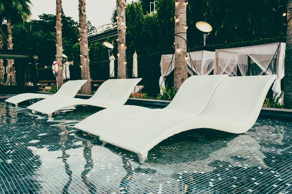 Gyönyörű luxus medencével a hotel székek — Stock Fotó