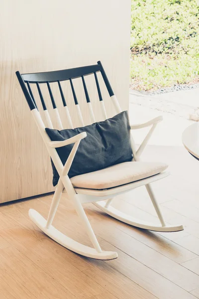 Terrasse extérieure avec chaise moderne — Photo