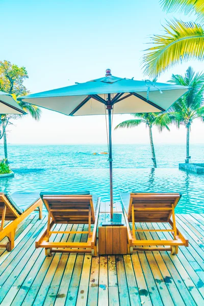Şemsiyeleri ve sandalyeler Yüzme Havuzu etrafında