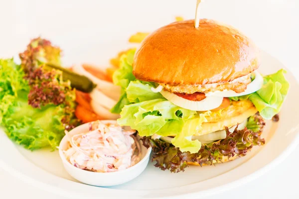 Deliciosa hamburguesa en el plato —  Fotos de Stock