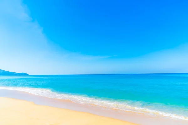 Beautiful beach and sea — Stock Photo, Image