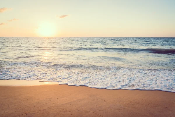 Solnedgång med havet och stranden — Stockfoto