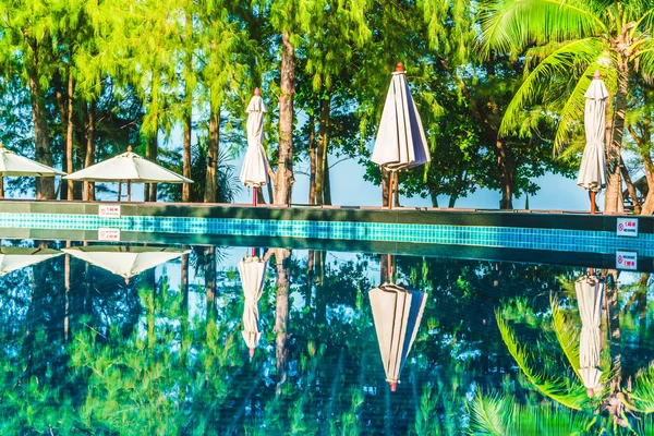 Slunečníky a lehátka kolem hotelového bazénu — Stock fotografie
