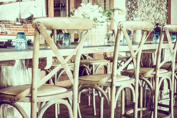 Mesa vazia e cadeiras no restaurante — Fotografia de Stock