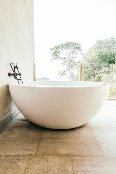 Красивая роскошная ванна — стоковое фото