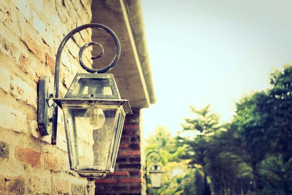 Antiguo farol en la pared — Foto de Stock