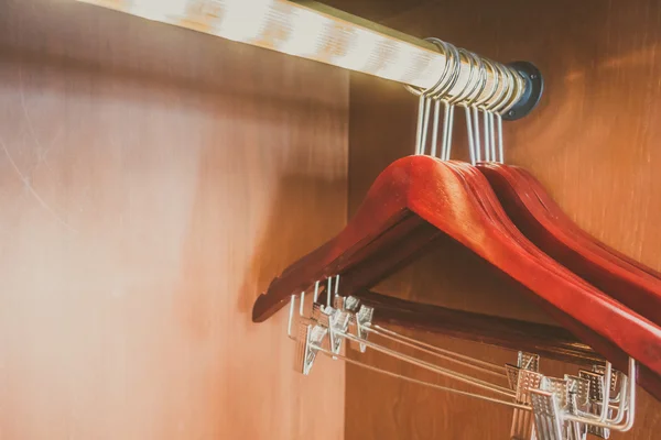 Пустые вешалки для одежды — стоковое фото