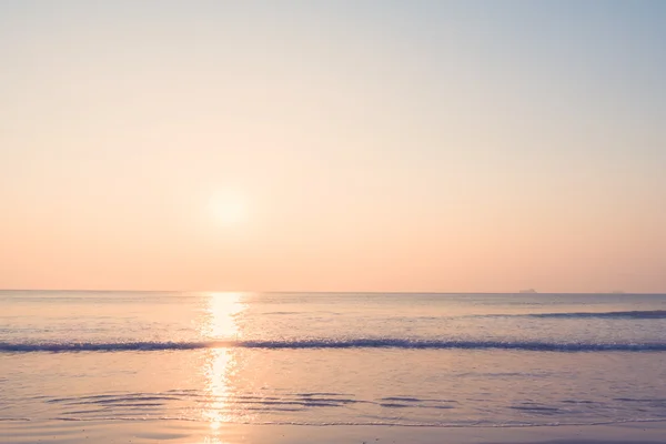 Nascer do sol bonito na praia — Fotografia de Stock