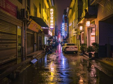 zhangjiajie / Çin - 13 Ekim 2018: Tatil zamanı yağmur yağan güzel şehir Zhangjiajie şehri. Zhangjiajie City Çin 'in gece saatlerinde yapılan gezi binası