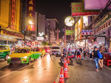 Bangkok / Tayland - 15 Kasım 2018; Bangkok Çin 'in Tayland kentinde yürüyen yabancı Tayland halkı veya turistler için Çin Mahallesi Turistler için Yemek Cenneti