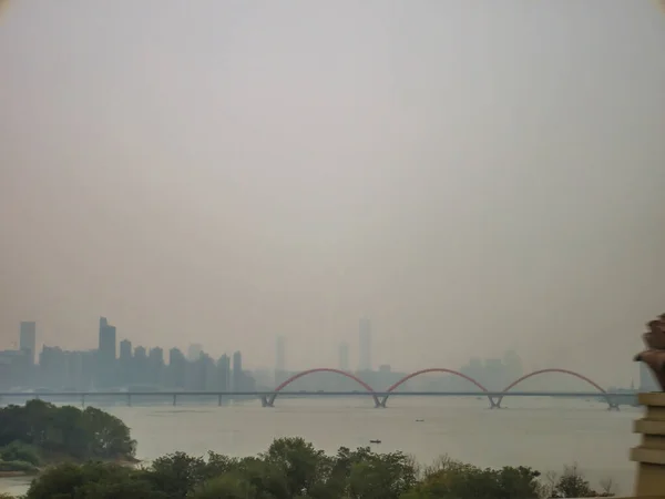 Changsha Cityscape View Bus Crossing River Bridge Foggy Day Changsha — Stock Photo, Image